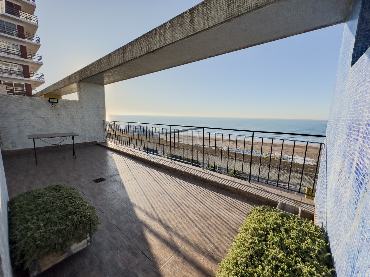 3 dormitorios y balcon aterrazado con vista al mar
