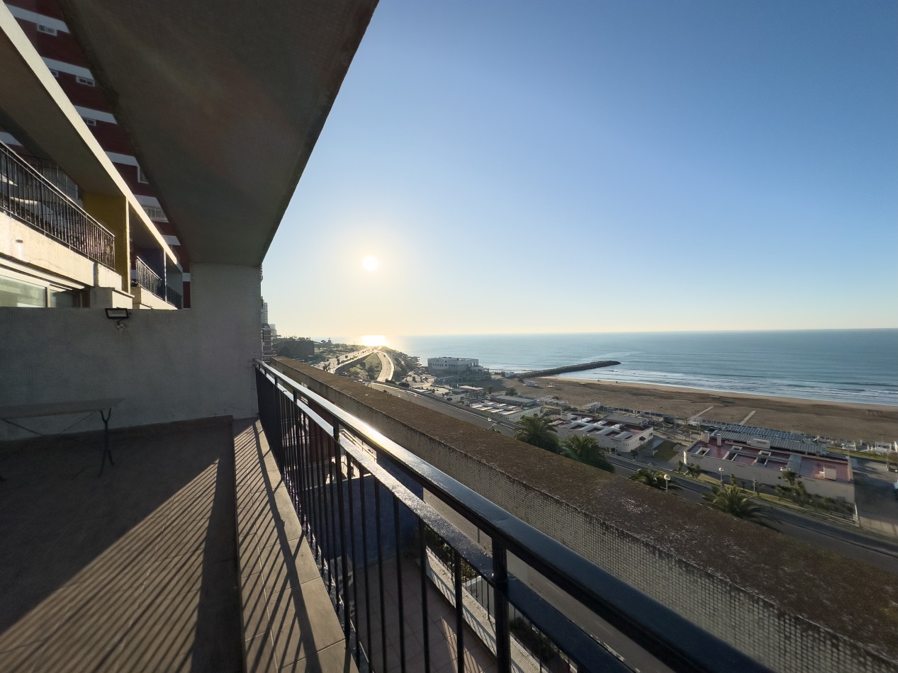 3 dormitorios y balcon aterrazado con vista al mar