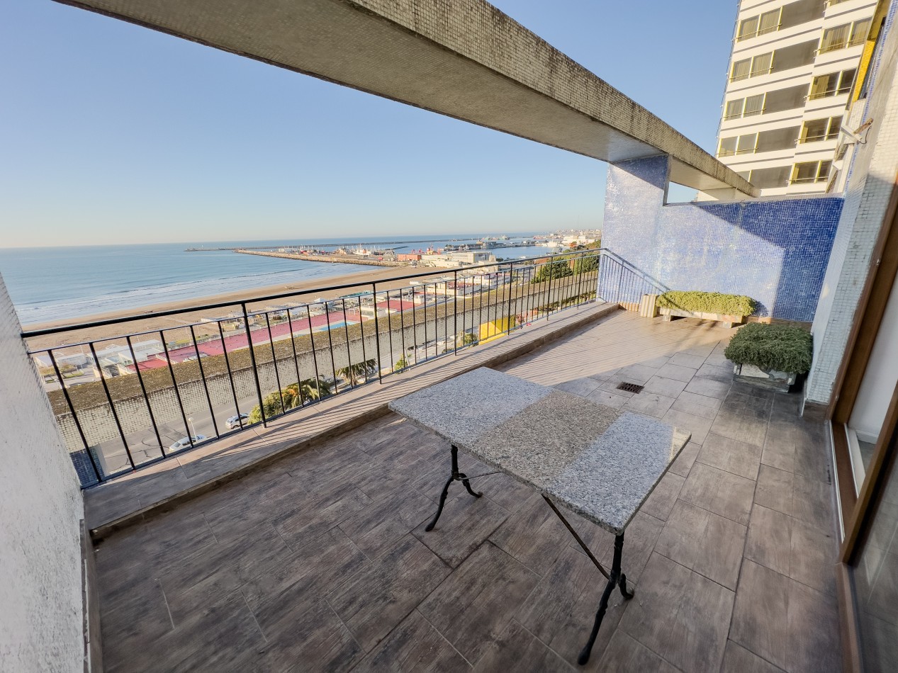 3 dormitorios y balcon aterrazado con vista al mar