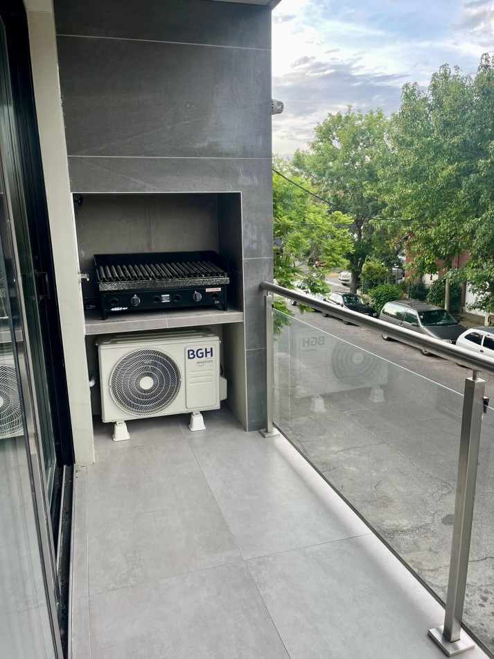 Tres ambientes con cochera y balcon. Zona Alem