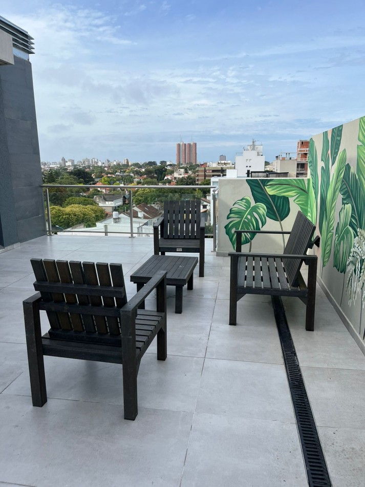 Tres ambientes con cochera y balcon. Zona Alem