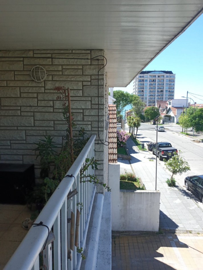 Tres dormitorios con balcon.