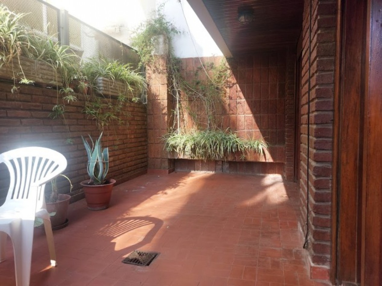 Un dormitorio con patio.