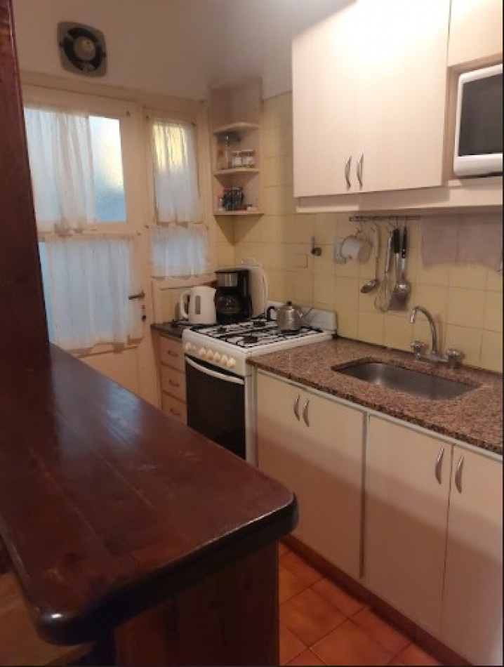Un dormitorio con patio.