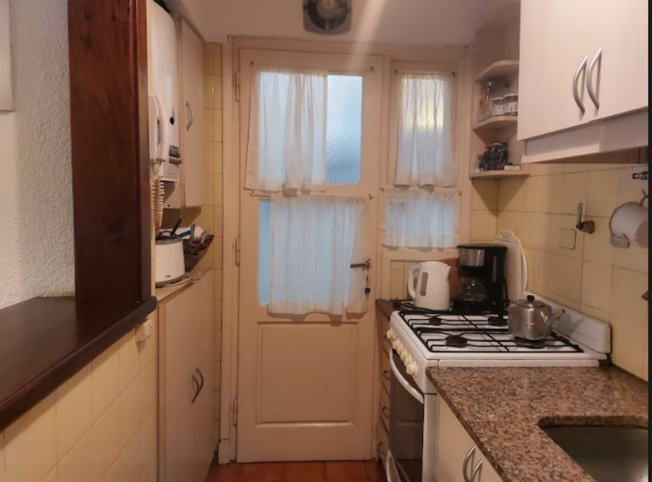 Un dormitorio con patio.