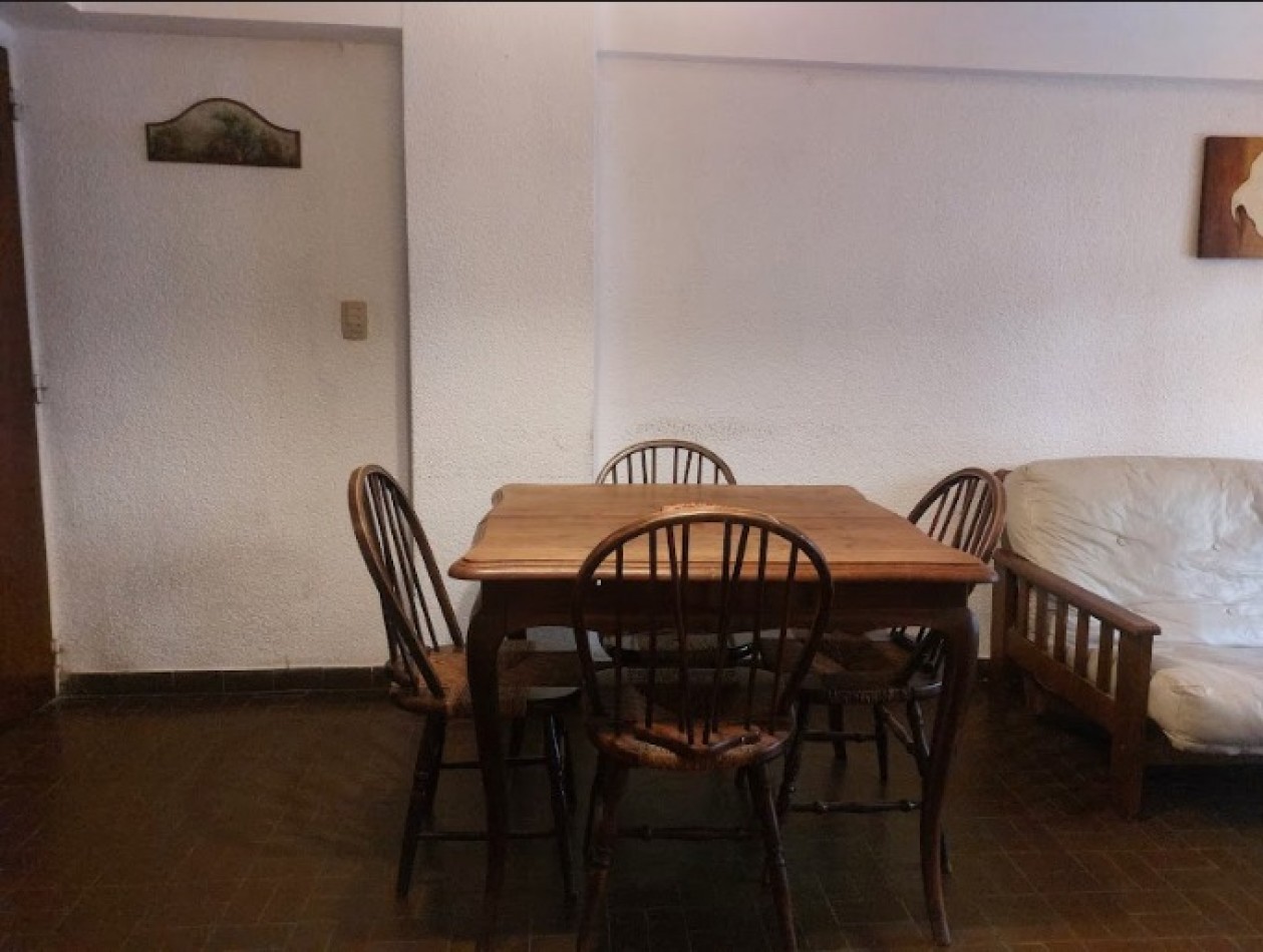 Un dormitorio con patio.