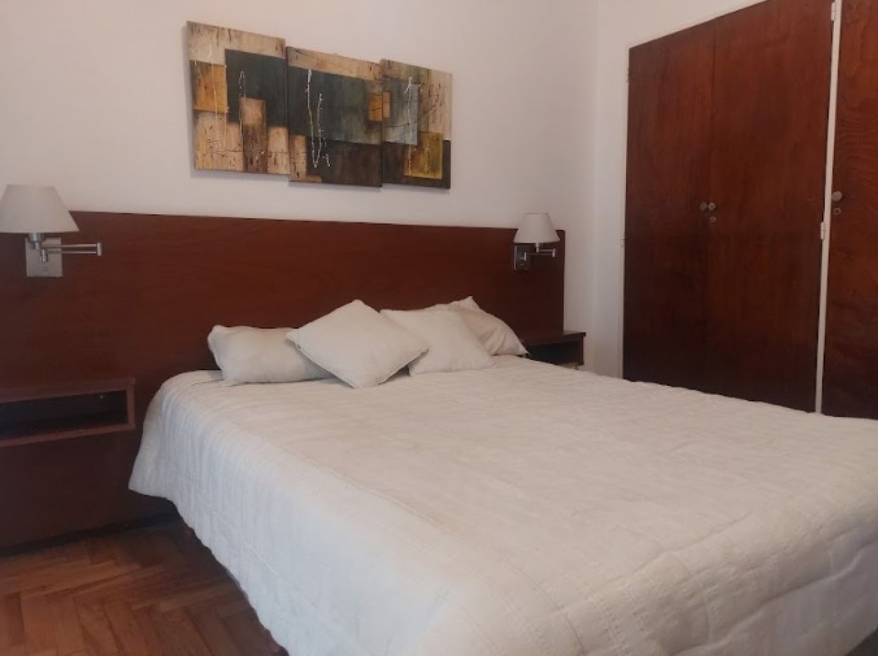 Un dormitorio con patio.