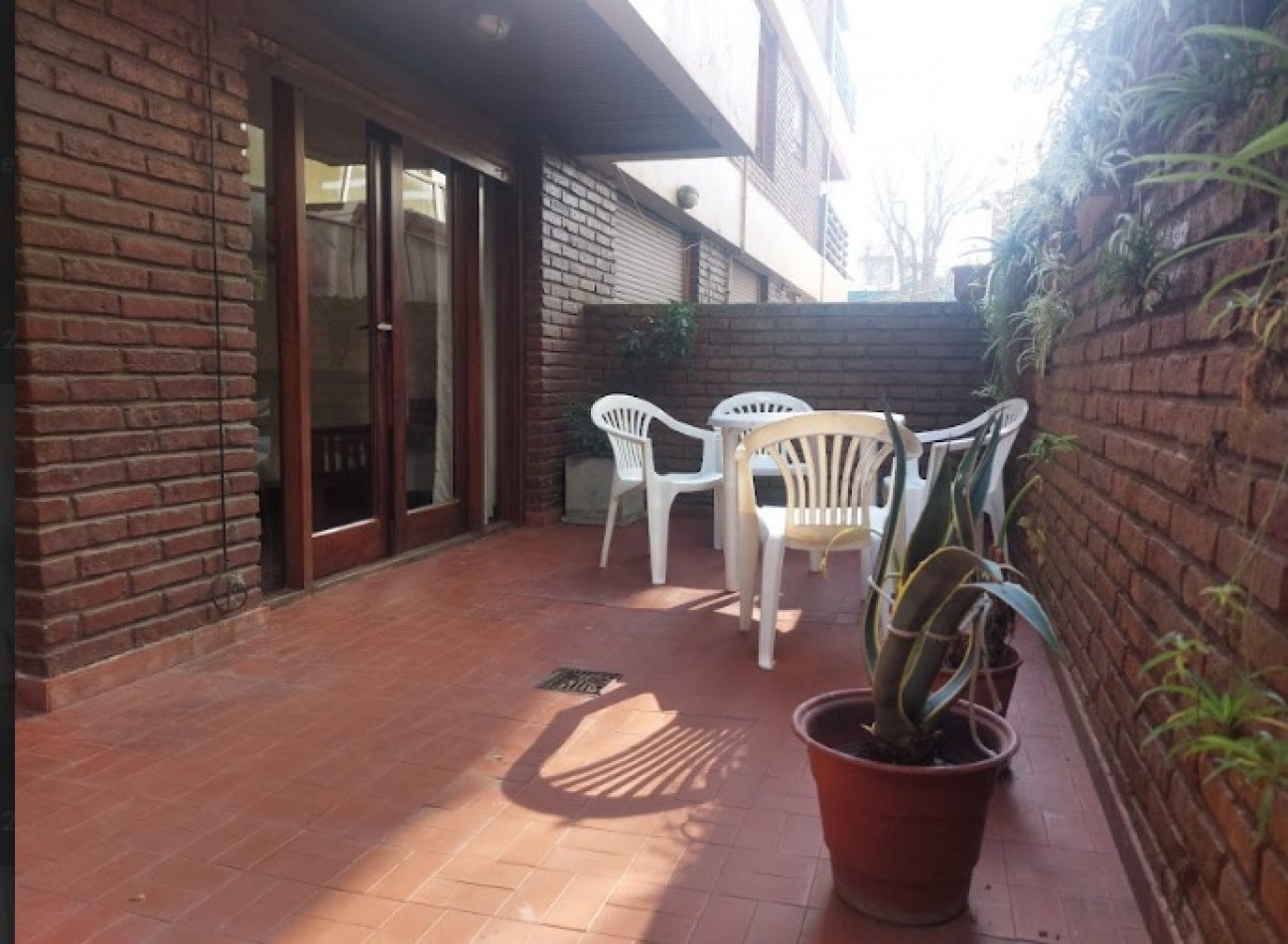 Un dormitorio con patio.