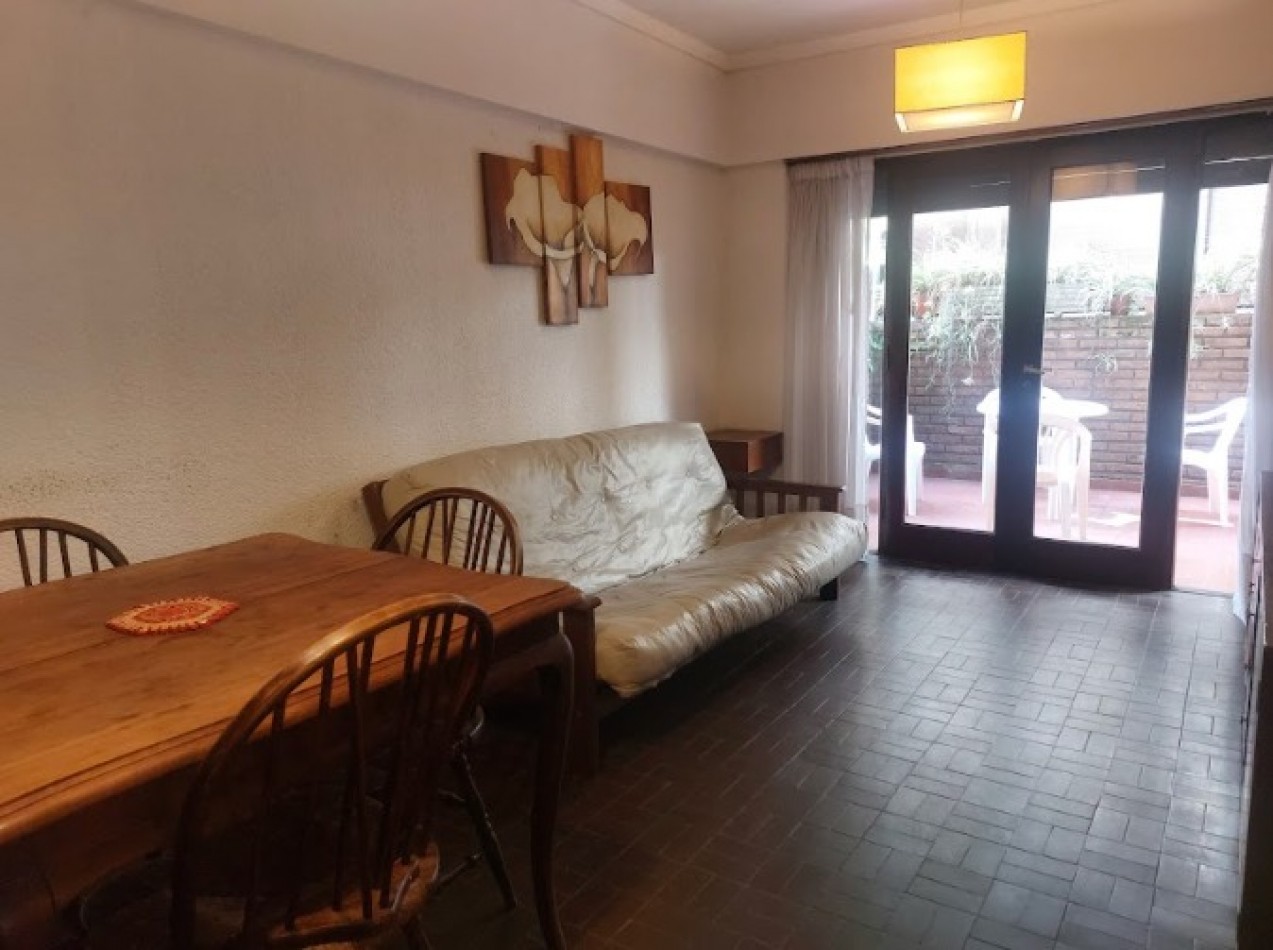 Un dormitorio con patio.