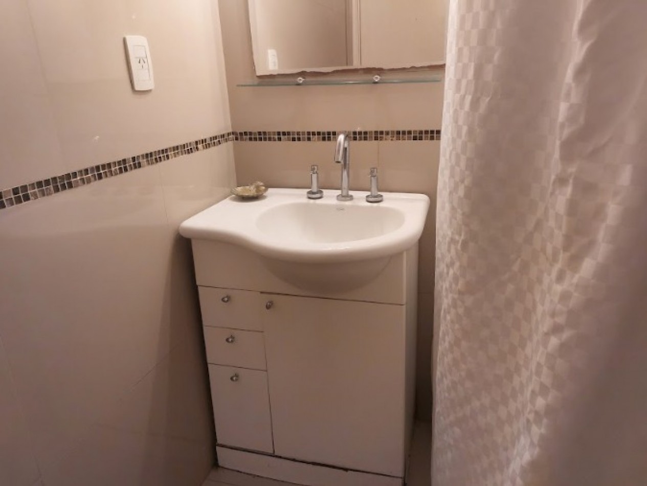 Un dormitorio con patio.