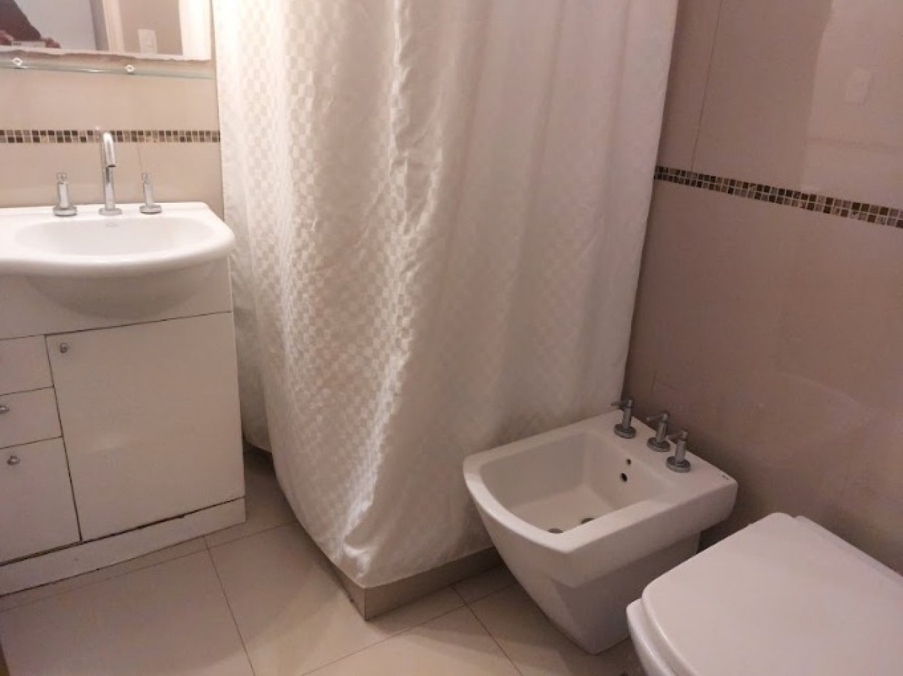 Un dormitorio con patio.
