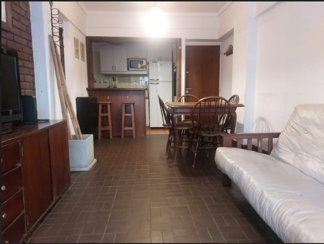 Un dormitorio con patio.