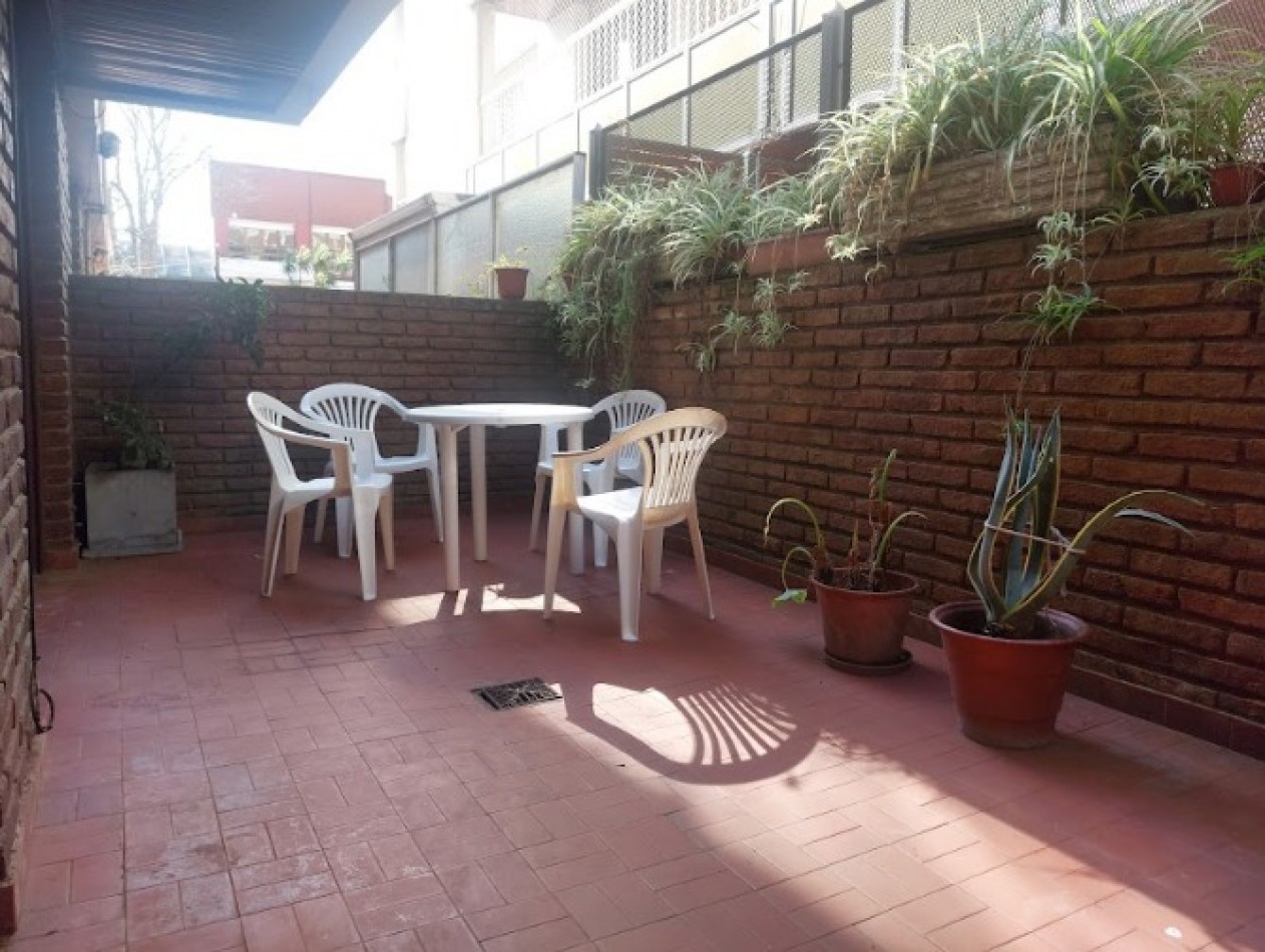 Un dormitorio con patio.