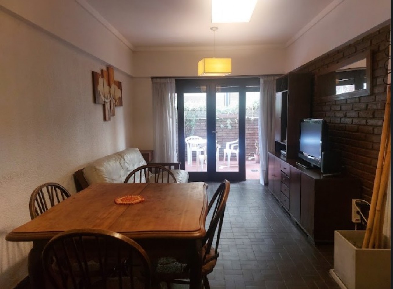 Un dormitorio con patio.