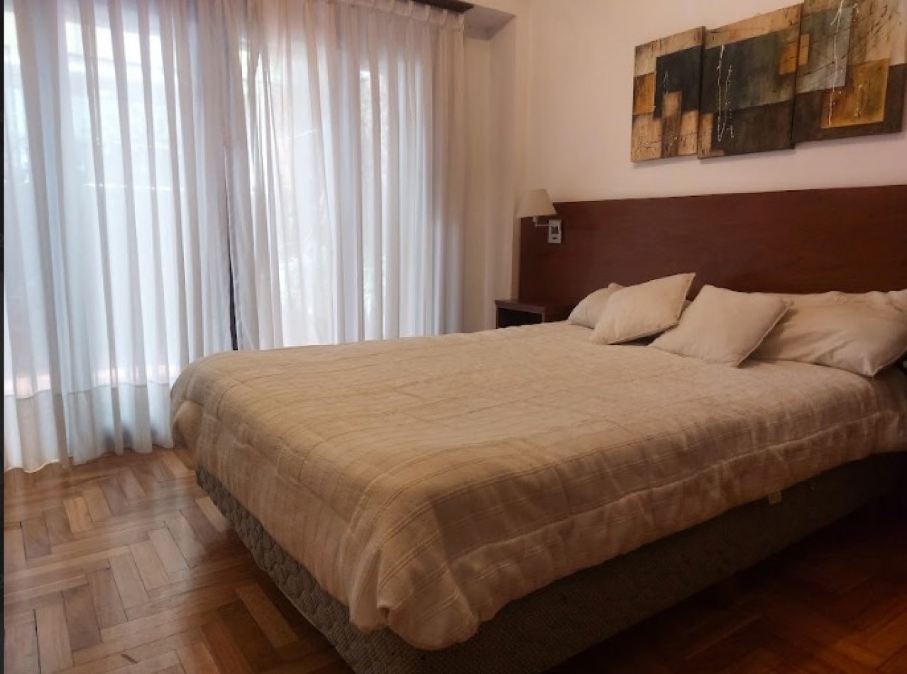 Un dormitorio con patio.
