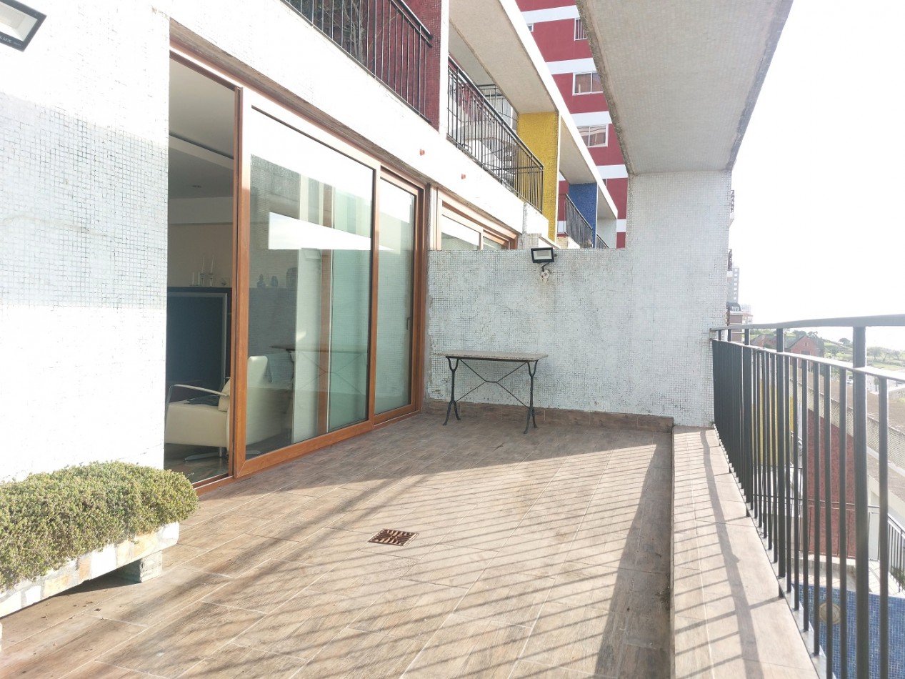 3 dormitorios y balcon aterrazado con vista al mar