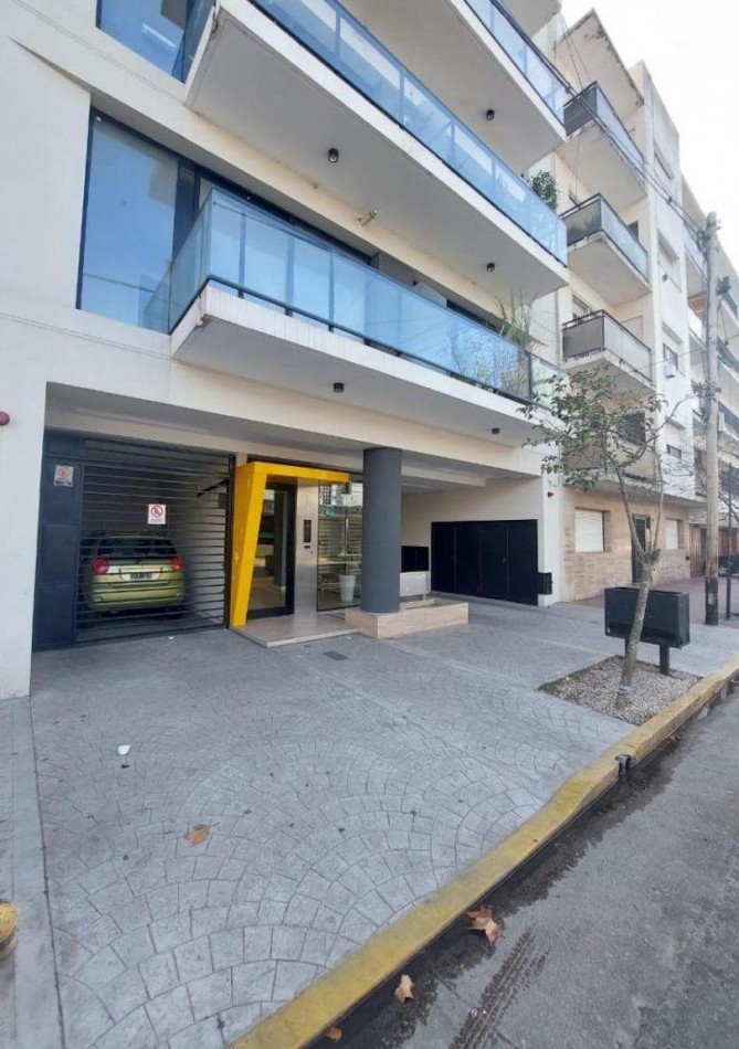 Dos ambientes con balcon al frente y cochera