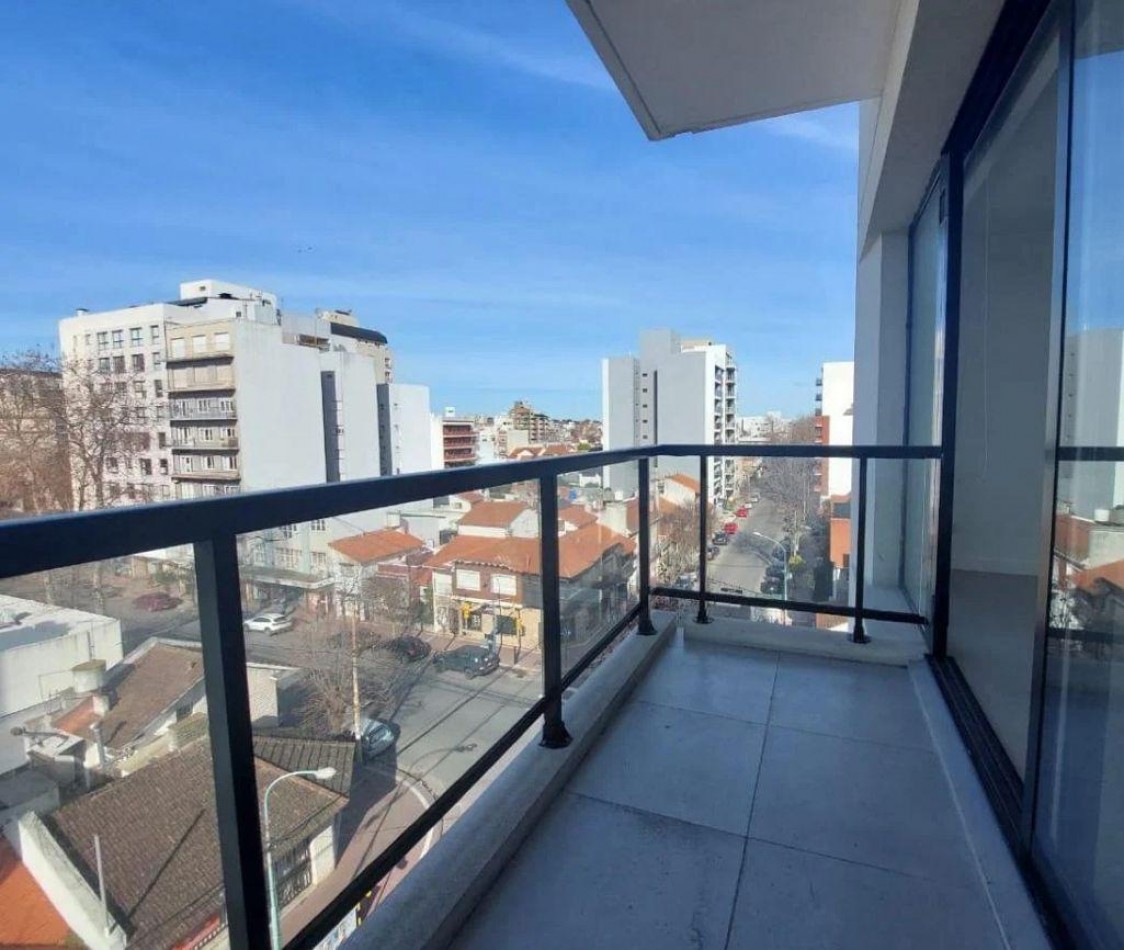 Dos ambientes con balcon al frente y cochera