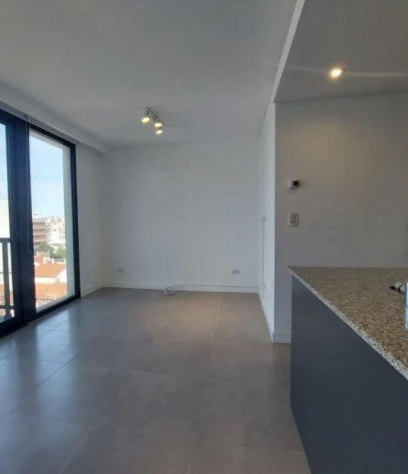 Dos ambientes con balcon al frente y cochera