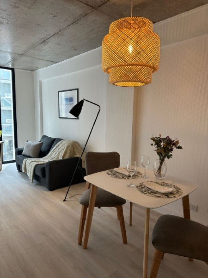 Un ambiente con balcon a estrenar