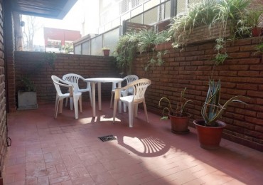 Un dormitorio con patio.
