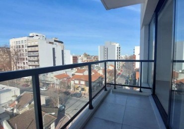 Dos ambientes con balcon al frente y cochera